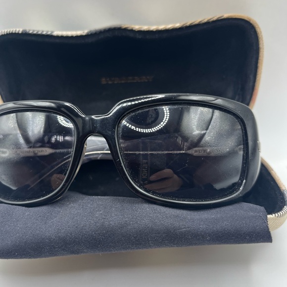 Authentic Burberry Sunglasses with Case & Cloth - Picture 2 of 8